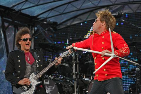 John Bon Jovi und Gitarrist Richie Sambora (hier bei einem Auftritt in 2011) sorgten im Jahr 2003 für einen denkwürdigen - und folgenreichen - Auftritt. Schuld an der Aufregung im Nachgang waren ganze 20 Minuten. Archivfoto: Jochen Melchior