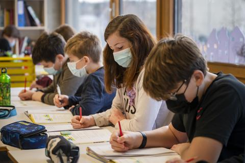 Schüler mit Masken während des Unterrichts. Archivfoto: dpa/KEYSTONE/Georgios Kefalas