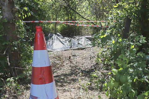 Am Tag nach dem Absturz des Ultraleichtflugzeugs bei Worms ist die Unfallstelle mit einer Plane abgedeckt.  Foto: pakalski-press/Andreas Stumpf