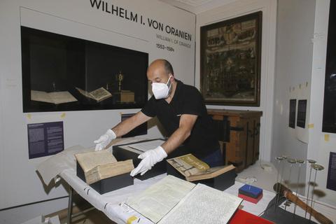 Bis zur letzten Minute wird gearbeitet: Für jedes Buch muss eine „Buchwiege“ angefertigt werden, in die das aufgeklappte Buch gelegt wird. Foto: pakalski-press/Andreas Stumpf