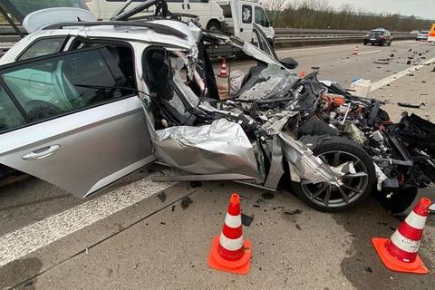 Riesen Glück hatte der 28-jährige Fahrer auf der A 63 nahe des Parkplatzes „Donnersberg“. Er hat den Unfall schwerverletzt überlebt, sein Auto ist ein Wrack. Foto: Polizeidirektion Kaiserslautern