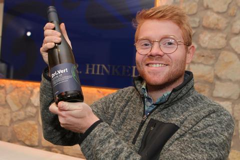 Wein trinken ohne Risiko etwa beim Autofahren: Peter Hinkel vom Weingut Dr. Hinkel präsentiert seinen entalkoholisierten Riesling „Dri.Ver!“.