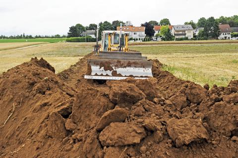 Täglich werden in Deutschland acht Hektar Fläche versiegelt, kritisiert der BUND. Ackerflächen und Wiesen müssen neuen Wohn- und Gewerbegebieten weichen.
