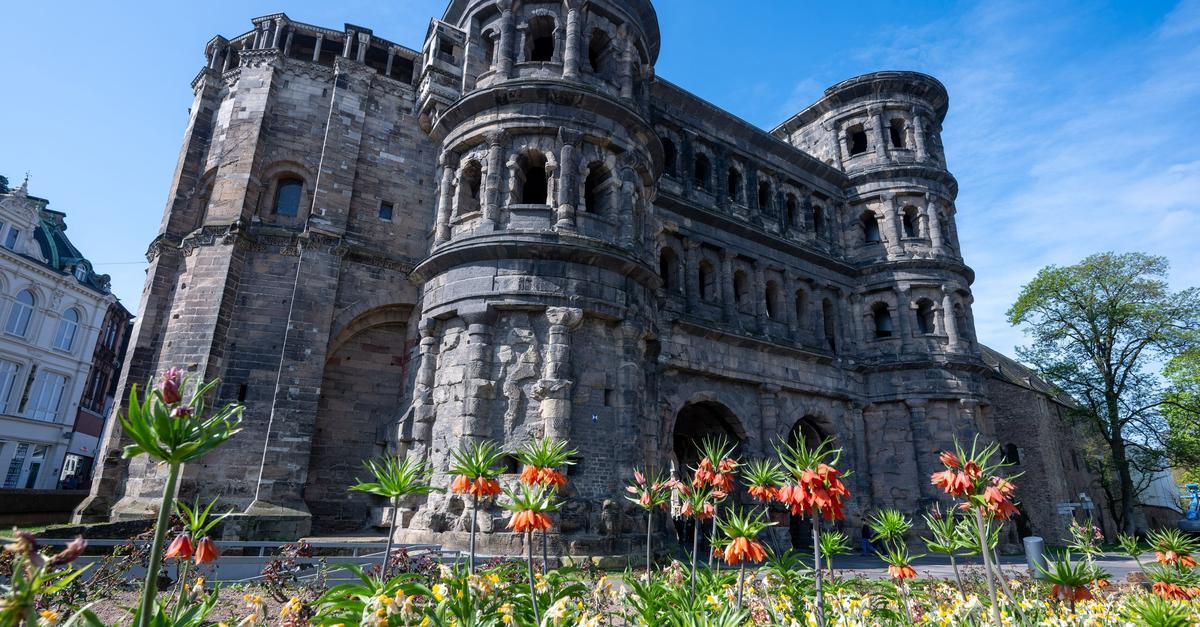 Porta-Nigra-wird-an-der-S-dfassade-saniert