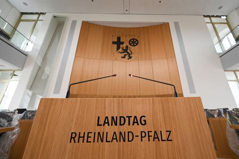 Der Schriftzug „Landtag Rheinland-Pfalz“ prangt im Plenarsaal im Landtag von Rheinland-Pfalz.