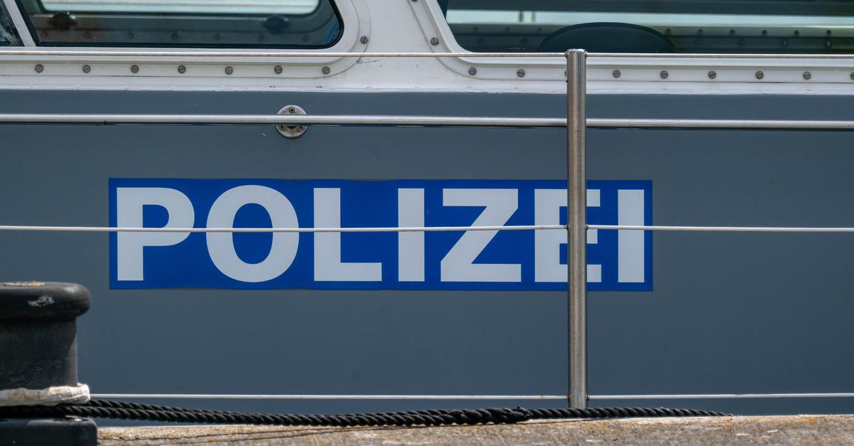 Schiffsbesatzung-pumpt-l-Wasser-Gemisch-in-Hafenbecken