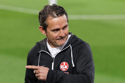 Kaiserslauterns Trainer Dirk Schuster zeigt mit dem Finger.