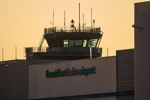 Der Tower des insolventen Flughafens Hahn im Hunsrück.