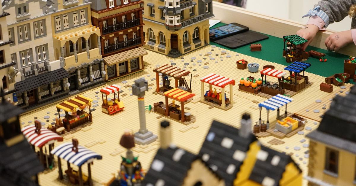 Historische-Bauten-aus-Legosteinen-Schau-im-Stadtmuseum