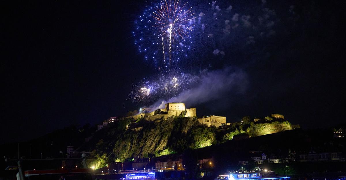 400-Drohnen-und-ein-Feuerwerk-bei-Rhein-in-Flammen
