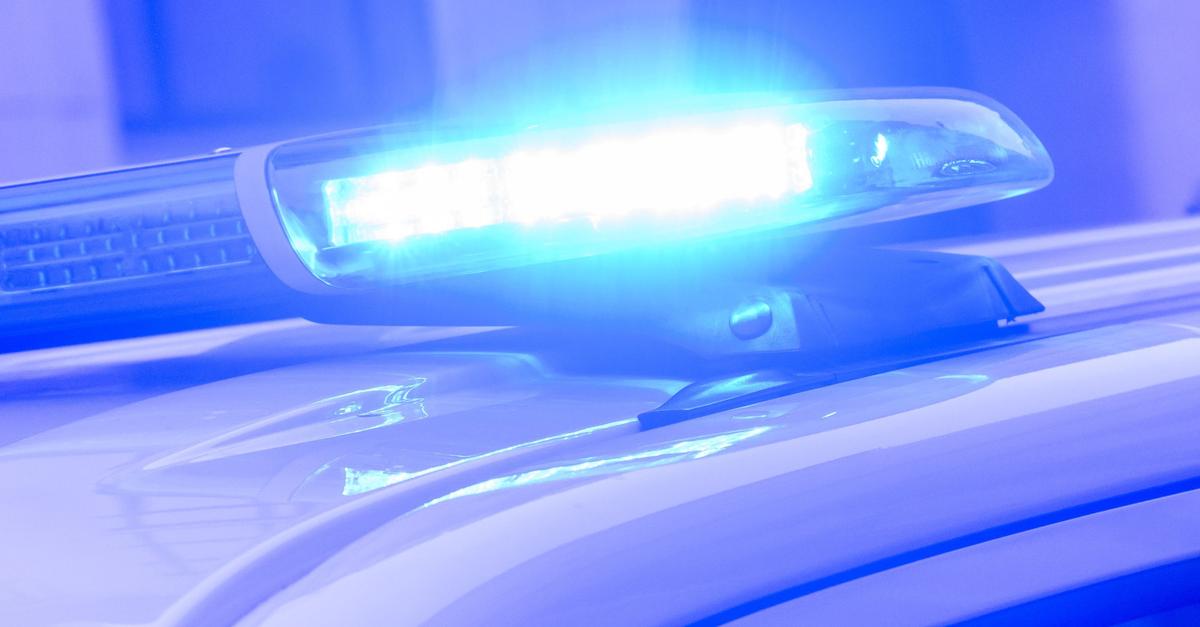 Jugendlicher-E-Scooter-kollidiert-mit-jungem-Fu-g-nger