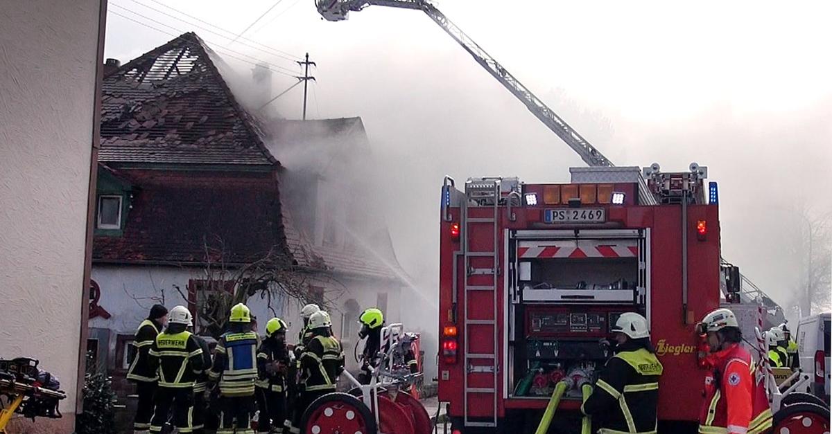 Nach-Brand-von-Wohnhaus-Feuerwehr-findet-zwei-Tote