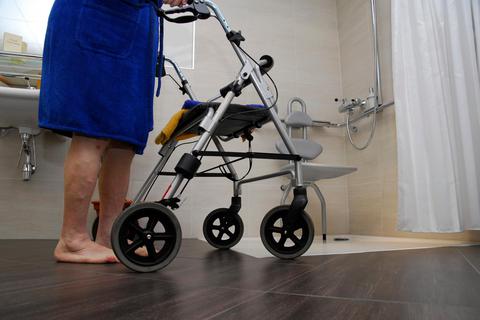 Dringend gebraucht: Immer mehr Seniorenwohnungen - ohne Treppenstufen, dafür mit bodengleicher Dusche und genügend Platz für das Rangieren mit Rollator und Rollstuhl.