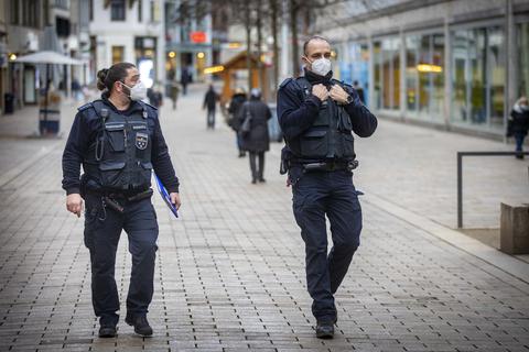 Umsetzung der Corona-Maßnahmen. Kontrollgang mit der Stadtpolizei Wiesbaden.  Foto: Lukas Görlach / VRM Bild