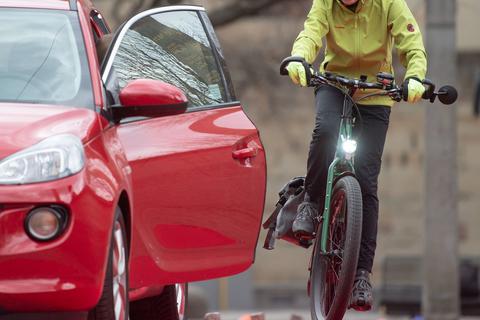 Wenn plötzlich eine Autotür am Straßenrand aufgeht, kann das zum Verhängnis für Radfahrer werden.        Archivfoto: dpa/Marijan Murat