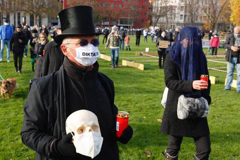 Wer sind die Totengräber der Demokratie? Dieser Querdenker in Wiesbaden scheint eine klare Meinung zu haben. Foto: Sascha Kopp