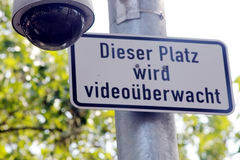 An einigen besonderen Kriminalitätsschwerpunkten wie hier am Platz der Deutschen Einheit in Wiesbaden, gibt es eine polizeiliche Videoüberwachung. In Worms zeigt die Kriminalstatistik jedoch keinen besonderen Bedarf.