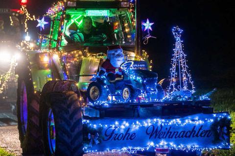 Frohe Weihnachten! Das wünschen Landwirte aus der Region den Wormsern. Hier ist der Traktor von Christopher Heinisch und Sandra Franzreb zu sehen.