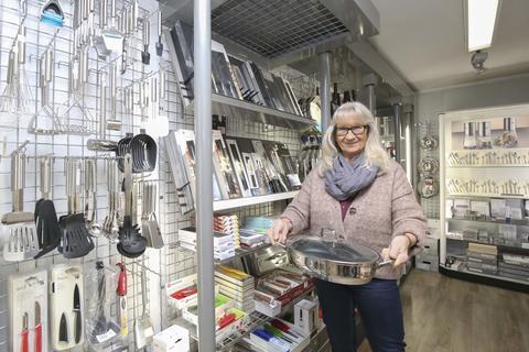 Mitarbeiterin Annemarie Buchmann inmitten des alteingesessenen Haushaltswaren- und Geschenkehauses Götz & Bender im Wormser Stadtteil Horchheim. 