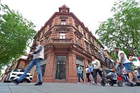Leere Schaufenster: In der Wormser „KW“ warten nicht nur ein Schreibwarenladen und das einstige Café „Eckert“ auf neue Mieter. 