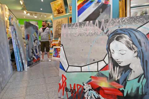 Alle Hände voll zu tun: Matthias Steuer bereitet gerade die Buja-Ausstellung in seiner Kunsthandlung vor. Foto: pakalski-press/Ben Pakalski