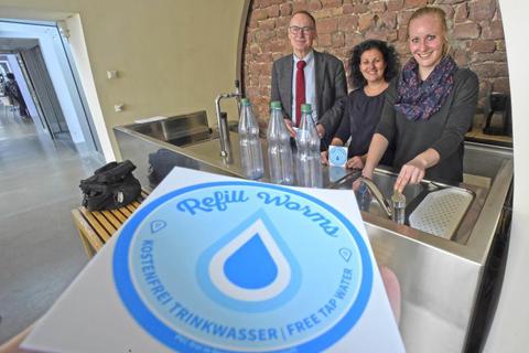 Bürgermeister Hans-Joachim Kosubek (v.l.),  Isabell Schärf-Miehe und Selma Mergner weihen die neue Refill-Station im Nibelungenmuseum ein.Foto: Photoagenten/Alessandro Balzarin 