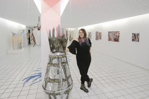 Im Kunstverein Worms ist mit einer Vernissage die Ausstellung „Shame of Thrones“ mit Werken der Künstlerin Desirée Eppele eröffnet worden. Foto: pakalski-press/Andreas Stumpf