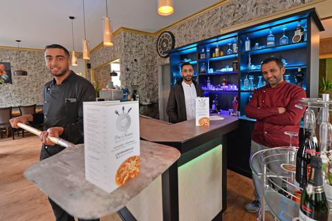 Othmane Bya, Wael Ben Khelifa und Zied Ben Khelifa (v.l.) freuen sich, dass der erste Geschäftsmonat zufriedenstellend war. Pizza und Co. werden auch nach Hause geliefert. 