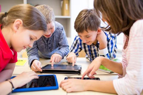 Viel in Benutzung und daher vermeintlich auch irgendwann kaputt: digitale Endgeräte an Schulen. Foto: dpa
