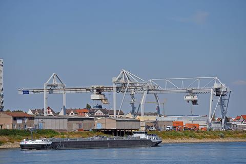 Zwei riesige Kräne heben die Container auf die Binnenschiffe. Wenn diese denn fahren dürften.  Foto: pakalski-press / Ben Pakalski