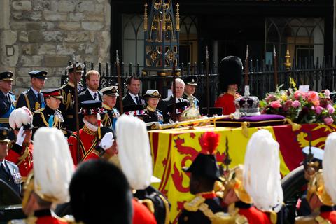 Zum Staatsbegräbnis für Elizabeth II. wurden Hunderttausende Menschen auf den Straßen Londons erwartet. Für die Trauerfeier in der Westminster Abbey sind Regierungschefs aus aller Welt angereist. In der Wormser Partnerstadt St Albans blieben die Straßen dagegen wie in den vergangenen Tagen eher leer. Foto: dpa