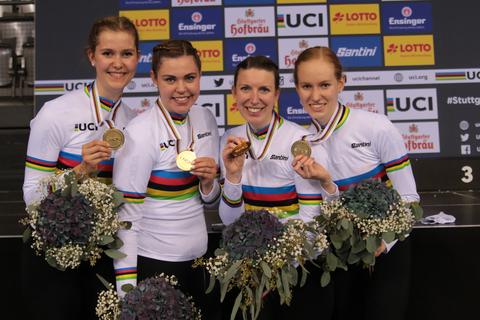 Annika Furch, Sabrina Born, Nora Erbenich und Hannah Rohrwick (von links) präsentieren stolz ihre Goldmedaillen. Foto: Wilfried Schwarz