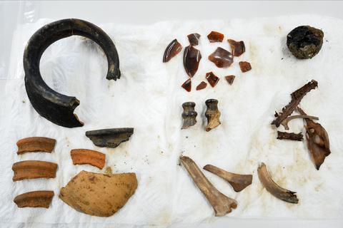 Scherben von Tongefäßen, Glasscherben und Hühnchen-Knochen lagen in einer „Vorratskiste“.     Foto: pakalski-press/Ben Pakalski
