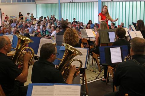 Unter der Leitung der neuen Dirigentin Sandra Wippenbeck spielten die Eisbachmusikanten jede Menge bekannter Hits. Foto: pakalski-press/Christine Dirigo