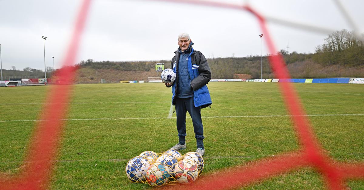 Horst-Dieter-Strich-begeistert-Kinder-bei-Torwartschule