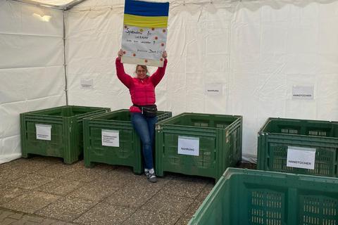 Anetta Scheu sammelt zum zweiten Mal für die Menschen in der Ukraine. Um den Überblick zu behalten, hat sie vor ihrem Haus ein Spendenzelt mit beschrifteten Kisten aufgebaut. Foto: Anetta Scheu
