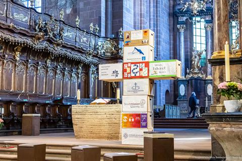 Bei Gründung der ACK war im Altarraum des Domes ein Kreuz entstanden, auf dem sich die acht Mitgliedskirchen vorstellten. Foto: Benz