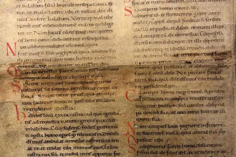 Ein Einzelblatt aus einer italienischen Riesenbibel. Es ist aus Pergament und wurde wohl um 1100/1125 hergestellt. Es stammt eventuell aus dem Skriptorium von Canossa. Archivfoto: Stadt Worms