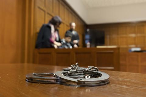 Das Landgericht Mainz befand den 25-Jährigen in mehreren Punkten für schuldig: Fahren ohne Fahrerlaubnis, unerlaubtes Entfernen vom Unfallort und unerlaubtes Kraftfahrzeugrennen mit Todesfolge. Eine Mordabsicht konnte das Gericht nicht erkennen.         