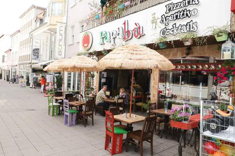 Bald wird’s wärmer, dann sollen Cafés und Restaurants wieder mehr Fläche für ihre Außenbestuhlung erhalten. Archivfoto: pakalski-press/Andreas Stumpf