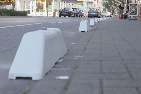 An der Mainzer Straße wurden vor fast eineinhalb Jahren Verkehrspoller angebracht. Nun steht die Frage im Raum, ob man sie noch an anderen Stellen im Stadtgebiet anbringen sollte.