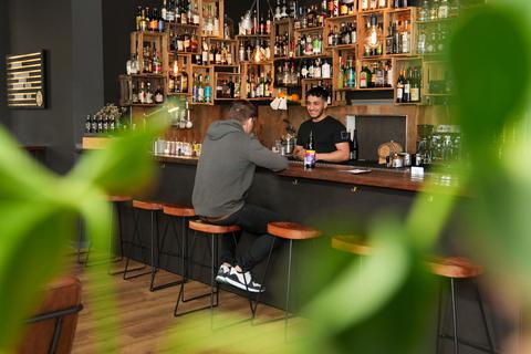 In der „Einraum“-Bar gibt es Cocktails und Wein. Man profitiert vom Eisgeschäft gegenüber, heißt es. © pp/Korpak