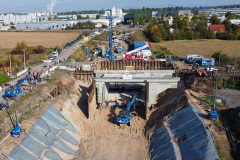 Einschub der neuen Bahnunterführung Am Fahrweg in Worms.  Foto: pakalski-press/Boris Korpak