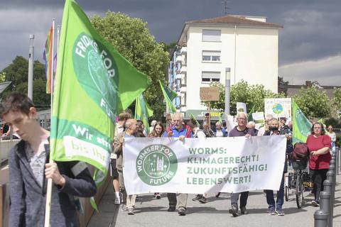 „Fridays for Future“ hatte am Freitag in der Wormser Innenstadt zur Demo aufgerufen. Die Gruppe „Wormser for Future“ schloss sich an. Foto: pakalski-press/Andreas Stumpf
