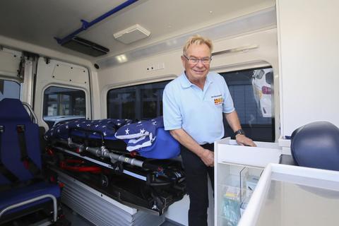 Olaf Deichelmann ist mit dem Wünschewagen des ASB im Einsatz, um Todkranken einen letzten Herzenswunsch zu erfüllen – dafür hat der 74-Jährige vom Oberbürgermeister beim Jahresempfang der Stadt Worms die Verdienstmedaille der Stadt verliehen bekommen. Foto: pakalski-press/Andreas Stumpf