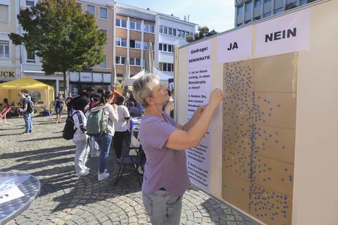 Rund um den Obermarkt und dem Lutherplatz fand erstmals der „Demokratietag“ statt. Mit vielen jungen Menschen als Besucher. Andreas Stumpf/pakalski-press