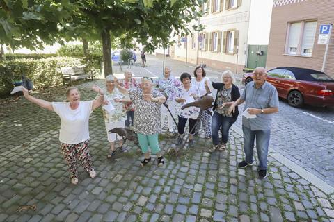 Der musikalische Seniorentreff in der Sterngasse 10 in der Wormser Altstadt freut sich jederzeit über neue Mitglieder. Unterstützt wird die Singgruppe bei ihren Chorproben unter anderem von Doris Besel (2.v.r.) und Joachim Greiser (rechts). Andreas Stumpf/pakalski-press