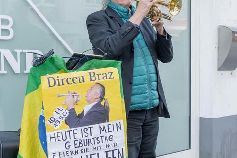 Selbstlos: Dirceu Braz spielt an seinem 72. Geburtstag Am Römischen Kaiser Trompete und sammelt Geld zur Unterstützung bedürftiger Kinder in seiner Heimat Brasilien © Marc Braner/pakalski-press
