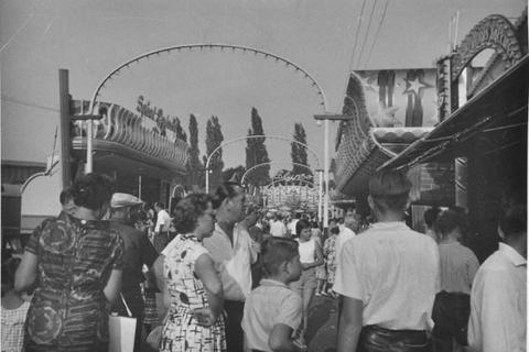 Der Festplatz im Jahr 1965. Im Mittelpunkt stehen die Lichterbögen. Foto: Sammlung Horst Lösch