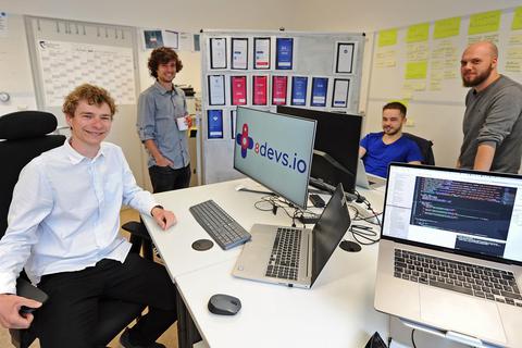 Jonas Deichelmann (v.l.), Marco Odenwälder, Pascal Wenner und Moritz Vetter arbeiten an Anwendungen wie der Verbandbuchapp. Foto: BK/Ben Pakalski